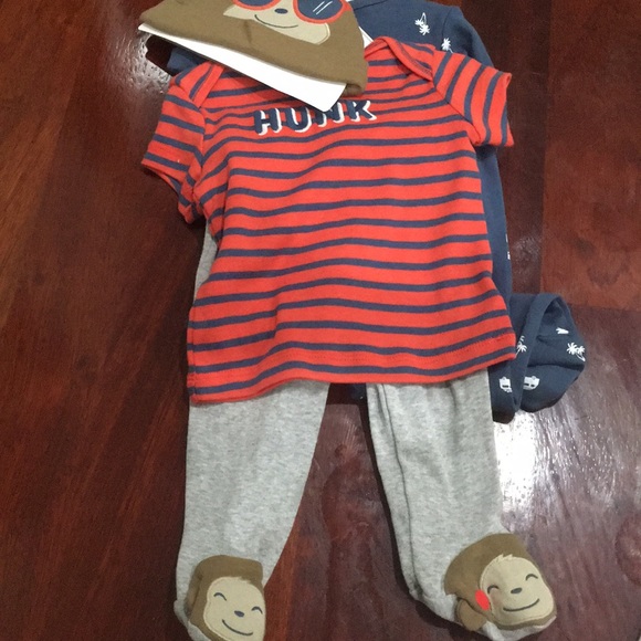 Matching set with pj and T-shirt and footed pants. - Picture 3 of 6